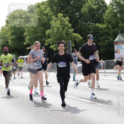 29.06.2025 - hella hamburg halbmarathon Jannik Wohlers http://msf.ph/oto/8141570 29.06.2025 10:43:47 Lombardsbrücke 1519, 1802, 1804, 2186, 2343, 2610, 2692, 3065, 3596, 4636, 4898, 5001, 5127, 5730, 5731, 5902, 5905, 7326, 7610, 7818, 7842, 8272, 8591, 8763, 8957, 9073, 9510, 9879, 10223, 11955, 12256, 12322, 12445, 12803, 12995, 13629, 13809, 13832, 13973, 13987, 14031, 14654, 14842, 14874, 15675, 16244, 17582, 17844 meine-sportfotos.de