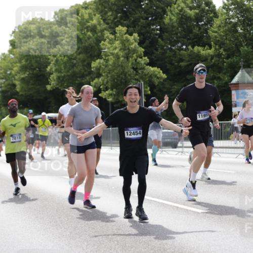 29.06.2025 - hella hamburg halbmarathon Jannik Wohlers http://msf.ph/oto/8141592 29.06.2025 10:43:48 Lombardsbrücke 1345, 1519, 1802, 1804, 2186, 2343, 2610, 2692, 3065, 3596, 4496, 4636, 4898, 5127, 5647, 5730, 5731, 5902, 5905, 7326, 7610, 7818, 7842, 8272, 8591, 8763, 8957, 9510, 10223, 11955, 12256, 12322, 12445, 12803, 12995, 13629, 13809, 13832, 13906, 13973, 13987, 14031, 14123, 14654, 14842, 14874, 15646, 15675, 16244, 17582, 17844 meine-sportfotos.de