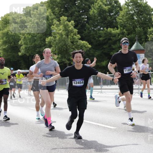 29.06.2025 - hella hamburg halbmarathon Jannik Wohlers http://msf.ph/oto/8141594 29.06.2025 10:43:48 Lombardsbrücke 1345, 1519, 1802, 1804, 2186, 2343, 2610, 2692, 3065, 3596, 4496, 4636, 4898, 5127, 5647, 5730, 5731, 5902, 5905, 7326, 7610, 7818, 7842, 8272, 8591, 8763, 8957, 9510, 10223, 11955, 12256, 12322, 12445, 12803, 12995, 13629, 13809, 13832, 13906, 13973, 13987, 14031, 14123, 14654, 14842, 14874, 15646, 15675, 16244, 17582, 17844 meine-sportfotos.de