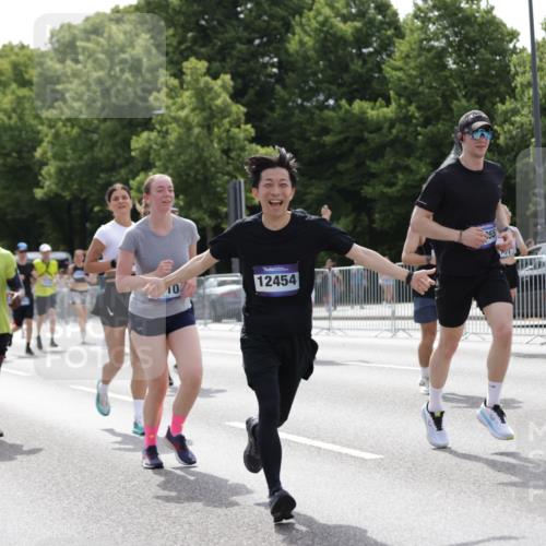 29.06.2025 - hella hamburg halbmarathon Jannik Wohlers http://msf.ph/oto/8141612 29.06.2025 10:43:48 Lombardsbrücke 1345, 1519, 1802, 1804, 2186, 2343, 2610, 2692, 3065, 3596, 4496, 4636, 4898, 5127, 5647, 5730, 5731, 5902, 5905, 7326, 7610, 7818, 7842, 8272, 8591, 8763, 8957, 9510, 10223, 11955, 12256, 12322, 12445, 12803, 12995, 13629, 13809, 13832, 13906, 13973, 13987, 14031, 14123, 14654, 14842, 14874, 15646, 15675, 16244, 17582, 17844 meine-sportfotos.de