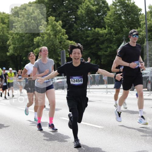 29.06.2025 - hella hamburg halbmarathon Jannik Wohlers http://msf.ph/oto/8141616 29.06.2025 10:43:48 Lombardsbrücke 1345, 1519, 1802, 1804, 2186, 2343, 2610, 2692, 3065, 3596, 4496, 4636, 4898, 5127, 5647, 5730, 5731, 5902, 5905, 7326, 7610, 7818, 7842, 8272, 8591, 8763, 8957, 9510, 10223, 11955, 12256, 12322, 12445, 12803, 12995, 13629, 13809, 13832, 13906, 13973, 13987, 14031, 14123, 14654, 14842, 14874, 15646, 15675, 16244, 17582, 17844 meine-sportfotos.de