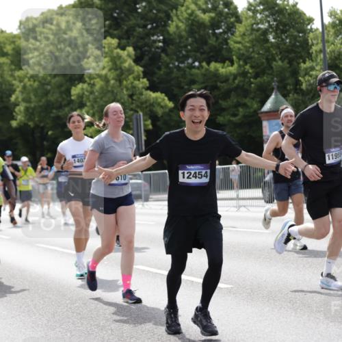 29.06.2025 - hella hamburg halbmarathon Jannik Wohlers http://msf.ph/oto/8141632 29.06.2025 10:43:48 Lombardsbrücke 1345, 1519, 1802, 1804, 2186, 2343, 2610, 2692, 3065, 3596, 4496, 4636, 4898, 5127, 5647, 5730, 5731, 5902, 5905, 7326, 7610, 7818, 7842, 8272, 8591, 8763, 8957, 9510, 10223, 11955, 12256, 12322, 12445, 12803, 12995, 13629, 13809, 13832, 13906, 13973, 13987, 14031, 14123, 14654, 14842, 14874, 15646, 15675, 16244, 17582, 17844 meine-sportfotos.de
