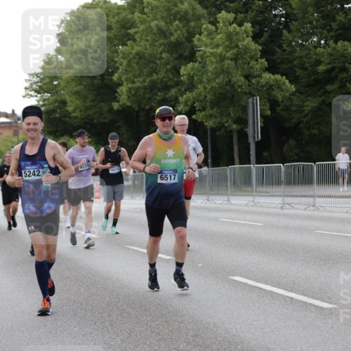 29.06.2025 - hella hamburg halbmarathon Jannik Wohlers http://msf.ph/oto/8141635 29.06.2025 10:06:53 Lombardsbrücke 2032, 4262, 4550, 5242, 5899, 6517, 6518, 6707, 6713, 6715, 6833, 7503, 9338, 10700, 11758, 15051, 17062, 18218 meine-sportfotos.de