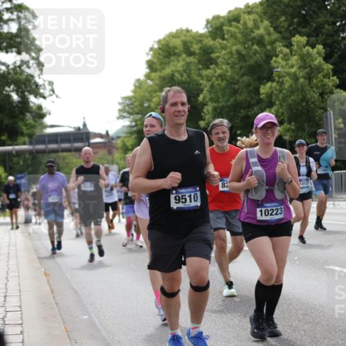 29.06.2025 - hella hamburg halbmarathon Jannik Wohlers http://msf.ph/oto/8141773 29.06.2025 10:43:56 Lombardsbrücke 1345, 1519, 2343, 2610, 3065, 4496, 5647, 5649, 5730, 5731, 6002, 7610, 7818, 7842, 8272, 8763, 9510, 10223, 10303, 10304, 11825, 11955, 12256, 12322, 12409, 12445, 12803, 12995, 13330, 13390, 13629, 13832, 13906, 13987, 14031, 14091, 14123, 14654, 14842, 14874, 15646, 16232, 16244, 16805, 17273, 17314, 17582, 17844, 17968 meine-sportfotos.de