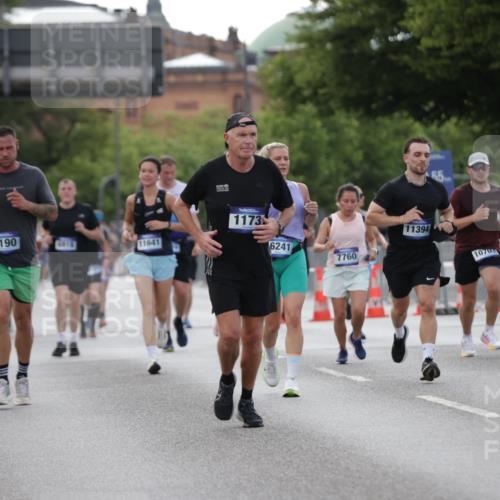 29.06.2025 - hella hamburg halbmarathon Jannik Wohlers http://msf.ph/oto/8141987 29.06.2025 10:07:13 Lombardsbrücke 1173, 1893, 2032, 2136, 2190, 3922, 4502, 4550, 5100, 6196, 7019, 7760, 9967, 10212, 10703, 11114, 11394, 11641, 12378, 15051, 15673, 16241, 16539, 17062, 18270, 18721, 19134 meine-sportfotos.de