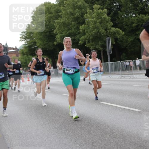 29.06.2025 - hella hamburg halbmarathon Jannik Wohlers http://msf.ph/oto/8142099 29.06.2025 10:07:19 Lombardsbrücke 1173, 2136, 2190, 2309, 3328, 3922, 4502, 5100, 6918, 7019, 7760, 9071, 9966, 10212, 10703, 11114, 11394, 11641, 12378, 12789, 16241, 16539, 16915, 18270, 18721, 19134 meine-sportfotos.de
