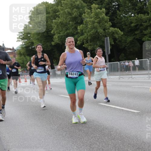 29.06.2025 - hella hamburg halbmarathon Jannik Wohlers http://msf.ph/oto/8142113 29.06.2025 10:07:19 Lombardsbrücke 1173, 2136, 2190, 2309, 3328, 3922, 4502, 5100, 6918, 7019, 7760, 9071, 9966, 10212, 10703, 11114, 11394, 11641, 12378, 12789, 16241, 16539, 16915, 18270, 18721, 19134 meine-sportfotos.de