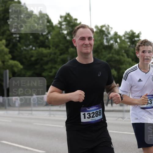 29.06.2025 - hella hamburg halbmarathon Jannik Wohlers http://msf.ph/oto/8142126 29.06.2025 10:44:19 Lombardsbrücke 2674, 3506, 4215, 4968, 5355, 6841, 8582, 9084, 9085, 9331, 9333, 9397, 9536, 10006, 10416, 11272, 12318, 13288, 14325, 14350, 14681, 14971, 15809, 16101, 16494, 16577, 17372, 18454, 18459, 19133 meine-sportfotos.de