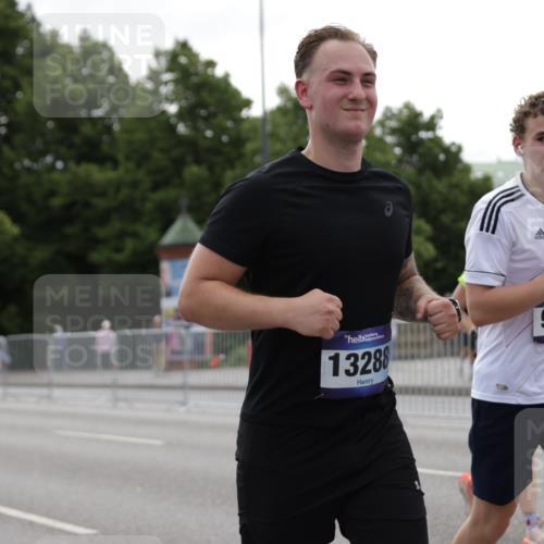 29.06.2025 - hella hamburg halbmarathon Jannik Wohlers http://msf.ph/oto/8142139 29.06.2025 10:44:19 Lombardsbrücke 2674, 3506, 4215, 4968, 5355, 6841, 8582, 9084, 9085, 9331, 9333, 9397, 9536, 10006, 10416, 11272, 12318, 13288, 14325, 14350, 14681, 14971, 15809, 16101, 16494, 16577, 17372, 18454, 18459, 19133 meine-sportfotos.de