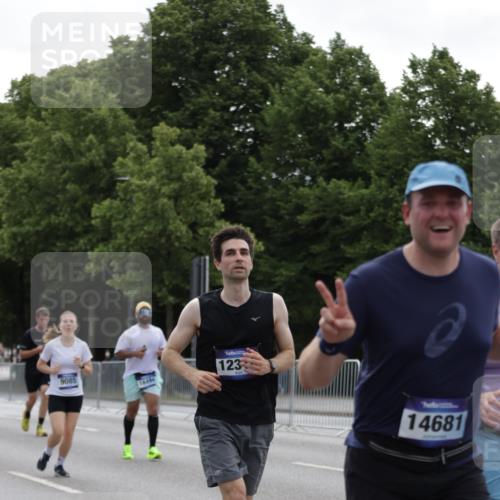 29.06.2025 - hella hamburg halbmarathon Jannik Wohlers http://msf.ph/oto/8142206 29.06.2025 10:44:22 Lombardsbrücke 1273, 1629, 1924, 2674, 3570, 4215, 4275, 4968, 5355, 6841, 6888, 8582, 9036, 9084, 9085, 9331, 9333, 9397, 9536, 10668, 11272, 12318, 13039, 13261, 14325, 14350, 14681, 15809, 16101, 16494, 16577, 17372, 18454, 18459, 19133 meine-sportfotos.de