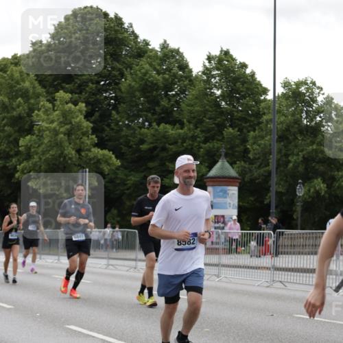 29.06.2025 - hella hamburg halbmarathon Jannik Wohlers http://msf.ph/oto/8142327 29.06.2025 10:44:26 Lombardsbrücke 1024, 1273, 1629, 1924, 2674, 3570, 4215, 4275, 4968, 5355, 6841, 6888, 8582, 8907, 9036, 9084, 9085, 9331, 9333, 9397, 10668, 10707, 11272, 12318, 12394, 13039, 13261, 13580, 14325, 14681, 15809, 16101, 16494, 16577, 16850, 17372, 18230, 19133 meine-sportfotos.de