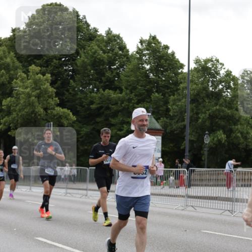 29.06.2025 - hella hamburg halbmarathon Jannik Wohlers http://msf.ph/oto/8142340 29.06.2025 10:44:27 Lombardsbrücke 1024, 1273, 1629, 1924, 2007, 2674, 2779, 3570, 4215, 4275, 6841, 6888, 8582, 8907, 9036, 9084, 9085, 9331, 9333, 10668, 10707, 11272, 12318, 12394, 13039, 13261, 13580, 14325, 14681, 15809, 16101, 16494, 16577, 16850, 17372, 18230, 19133 meine-sportfotos.de