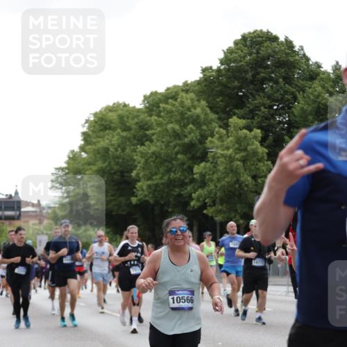 29.06.2025 - hella hamburg halbmarathon Jannik Wohlers http://msf.ph/oto/8142692 29.06.2025 10:44:41 Lombardsbrücke 1024, 1273, 1629, 1685, 1924, 2007, 2779, 3160, 3164, 3570, 4186, 4275, 4337, 4851, 5190, 6509, 6888, 7699, 7912, 8594, 8762, 8907, 9036, 10562, 10566, 10668, 10707, 11393, 12198, 12332, 12334, 12394, 12793, 13039, 13261, 13580, 14513, 14758, 14777, 15458, 15750, 15751, 15998, 16850, 17521, 18084, 18230, 18294 meine-sportfotos.de