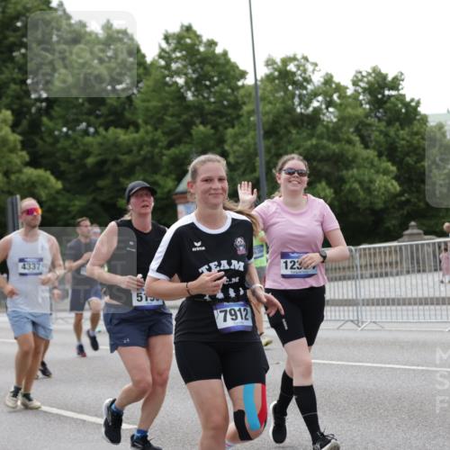 29.06.2025 - hella hamburg halbmarathon Jannik Wohlers http://msf.ph/oto/8142727 29.06.2025 10:44:45 Lombardsbrücke 1024, 1685, 1798, 2007, 2779, 3160, 3164, 3879, 3993, 4186, 4337, 4504, 4820, 4851, 5099, 5108, 5190, 5636, 6509, 6788, 6980, 7699, 7912, 8594, 8605, 8762, 8907, 10562, 10566, 10707, 11314, 11393, 12198, 12332, 12334, 12394, 12793, 12905, 13555, 13580, 14002, 14513, 14758, 14777, 15458, 15750, 15751, 15998, 16850, 17521, 18084, 18230, 18294 meine-sportfotos.de