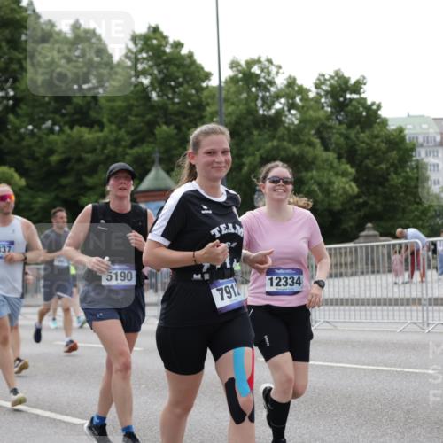 29.06.2025 - hella hamburg halbmarathon Jannik Wohlers http://msf.ph/oto/8142736 29.06.2025 10:44:45 Lombardsbrücke 1024, 1685, 1798, 2007, 2779, 3160, 3164, 3879, 3993, 4186, 4337, 4504, 4820, 4851, 5099, 5108, 5190, 5636, 6509, 6788, 6980, 7699, 7912, 8594, 8605, 8762, 8907, 10562, 10566, 10707, 11314, 11393, 12198, 12332, 12334, 12394, 12793, 12905, 13555, 13580, 14002, 14513, 14758, 14777, 15458, 15750, 15751, 15998, 16850, 17521, 18084, 18230, 18294 meine-sportfotos.de