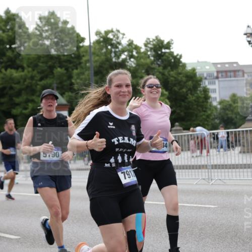 29.06.2025 - hella hamburg halbmarathon Jannik Wohlers http://msf.ph/oto/8142751 29.06.2025 10:44:45 Lombardsbrücke 1024, 1685, 1798, 2007, 2779, 3160, 3164, 3879, 3993, 4186, 4337, 4504, 4820, 4851, 5099, 5108, 5190, 5636, 6509, 6788, 6980, 7699, 7912, 8594, 8605, 8762, 8907, 10562, 10566, 10707, 11314, 11393, 12198, 12332, 12334, 12394, 12793, 12905, 13555, 13580, 14002, 14513, 14758, 14777, 15458, 15750, 15751, 15998, 16850, 17521, 18084, 18230, 18294 meine-sportfotos.de