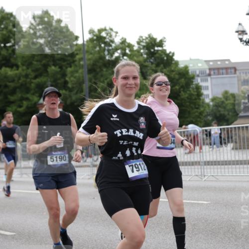 29.06.2025 - hella hamburg halbmarathon Jannik Wohlers http://msf.ph/oto/8142753 29.06.2025 10:44:45 Lombardsbrücke 1024, 1685, 1798, 2007, 2779, 3160, 3164, 3879, 3993, 4186, 4337, 4504, 4820, 4851, 5099, 5108, 5190, 5636, 6509, 6788, 6980, 7699, 7912, 8594, 8605, 8762, 8907, 10562, 10566, 10707, 11314, 11393, 12198, 12332, 12334, 12394, 12793, 12905, 13555, 13580, 14002, 14513, 14758, 14777, 15458, 15750, 15751, 15998, 16850, 17521, 18084, 18230, 18294 meine-sportfotos.de