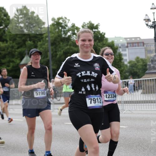29.06.2025 - hella hamburg halbmarathon Jannik Wohlers http://msf.ph/oto/8142759 29.06.2025 10:44:45 Lombardsbrücke 1024, 1685, 1798, 2007, 2779, 3160, 3164, 3879, 3993, 4186, 4337, 4504, 4820, 4851, 5099, 5108, 5190, 5636, 6509, 6788, 6980, 7699, 7912, 8594, 8605, 8762, 8907, 10562, 10566, 10707, 11314, 11393, 12198, 12332, 12334, 12394, 12793, 12905, 13555, 13580, 14002, 14513, 14758, 14777, 15458, 15750, 15751, 15998, 16850, 17521, 18084, 18230, 18294 meine-sportfotos.de