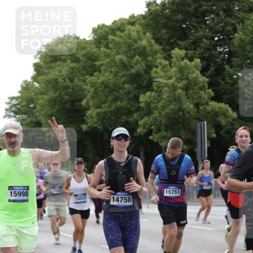 29.06.2025 - hella hamburg halbmarathon Jannik Wohlers http://msf.ph/oto/8142841 29.06.2025 10:44:49 Lombardsbrücke 1685, 1798, 3160, 3164, 3879, 3993, 4099, 4102, 4186, 4337, 4504, 4820, 4851, 5099, 5108, 5190, 5636, 5949, 6509, 6763, 6788, 6911, 6980, 7699, 7912, 8594, 8605, 8762, 10225, 10562, 10566, 11119, 11314, 11393, 11473, 11474, 11725, 12198, 12332, 12334, 12415, 12793, 12856, 12878, 12905, 13555, 14002, 14185, 14379, 14410, 14513, 14742, 14758, 14777, 15011, 15450, 15458, 15517, 15557, 15750, 15751, 15998, 17521, 18084, 18294 meine-sportfotos.de