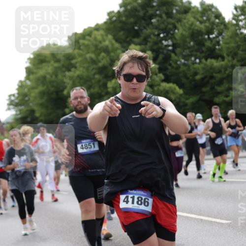 29.06.2025 - hella hamburg halbmarathon Jannik Wohlers http://msf.ph/oto/8142999 29.06.2025 10:44:53 Lombardsbrücke 1685, 1798, 3160, 3164, 3357, 3377, 3879, 3993, 4099, 4102, 4186, 4306, 4337, 4504, 4820, 4851, 5099, 5108, 5190, 5339, 5636, 5949, 6150, 6509, 6763, 6788, 6911, 6922, 6980, 7530, 7699, 7912, 8594, 8605, 8762, 10182, 10225, 11119, 11314, 11393, 11473, 11474, 11725, 11726, 12332, 12334, 12415, 12793, 12856, 12878, 12905, 13555, 13862, 14002, 14185, 14232, 14379, 14410, 14513, 14742, 14758, 14777, 15011, 15450, 15458, 15517, 15557, 15692, 15750, 15751, 15998 meine-sportfotos.de