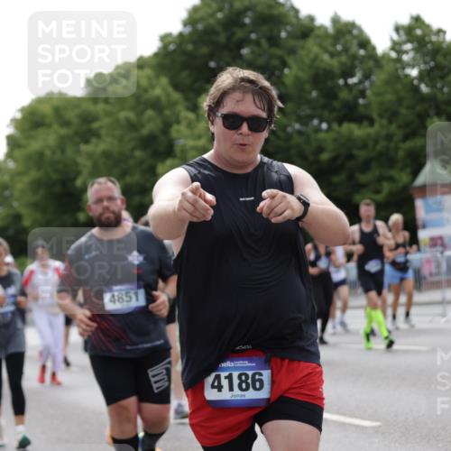 29.06.2025 - hella hamburg halbmarathon Jannik Wohlers http://msf.ph/oto/8143015 29.06.2025 10:44:53 Lombardsbrücke 1685, 1798, 3160, 3164, 3357, 3377, 3879, 3993, 4099, 4102, 4186, 4306, 4337, 4504, 4820, 4851, 5099, 5108, 5190, 5339, 5636, 5949, 6150, 6509, 6763, 6788, 6911, 6922, 6980, 7530, 7699, 7912, 8594, 8605, 8762, 10182, 10225, 11119, 11314, 11393, 11473, 11474, 11725, 11726, 12332, 12334, 12415, 12793, 12856, 12878, 12905, 13555, 13862, 14002, 14185, 14232, 14379, 14410, 14513, 14742, 14758, 14777, 15011, 15450, 15458, 15517, 15557, 15692, 15750, 15751, 15998 meine-sportfotos.de