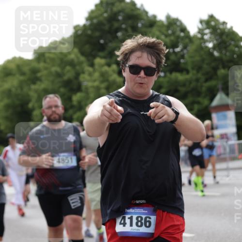 29.06.2025 - hella hamburg halbmarathon Jannik Wohlers http://msf.ph/oto/8143025 29.06.2025 10:44:54 Lombardsbrücke 1685, 1798, 2216, 2217, 3160, 3164, 3357, 3377, 3879, 3993, 4099, 4102, 4186, 4306, 4337, 4504, 4820, 4851, 5099, 5108, 5190, 5339, 5636, 5949, 6150, 6509, 6763, 6788, 6911, 6922, 6980, 7530, 7541, 7699, 8594, 8605, 8762, 9620, 10182, 10225, 11119, 11314, 11393, 11473, 11474, 11725, 11726, 12334, 12415, 12793, 12856, 12878, 12905, 13555, 13862, 14002, 14185, 14232, 14379, 14410, 14513, 14742, 14758, 14777, 15011, 15450, 15517, 15557, 15692, 15750, 15751, 15998 meine-sportfotos.de