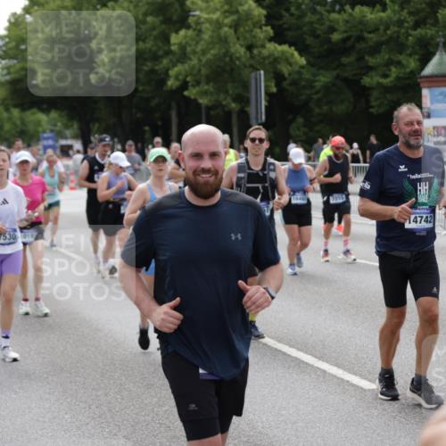 29.06.2025 - hella hamburg halbmarathon Jannik Wohlers http://msf.ph/oto/8143123 29.06.2025 10:45:02 Lombardsbrücke 1713, 1798, 2008, 2216, 2217, 2657, 2664, 2973, 3160, 3164, 3357, 3377, 3879, 3993, 4099, 4102, 4224, 4306, 4504, 4820, 4851, 5099, 5108, 5339, 5636, 5949, 6150, 6763, 6788, 6911, 6922, 6980, 7283, 7530, 7541, 7859, 8605, 8745, 9620, 10030, 10182, 10225, 10812, 11119, 11314, 11473, 11474, 11660, 11725, 11726, 12415, 12575, 12793, 12856, 12878, 12905, 13555, 13791, 13862, 14002, 14185, 14232, 14379, 14410, 14513, 14742, 15011, 15450, 15517, 15557, 15692, 18264 meine-sportfotos.de