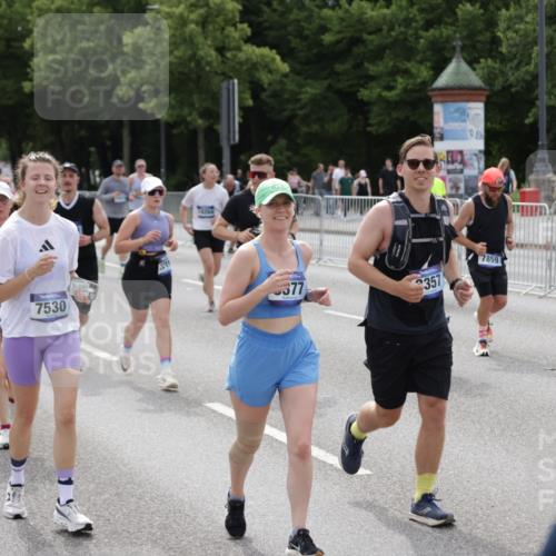 29.06.2025 - hella hamburg halbmarathon Jannik Wohlers http://msf.ph/oto/8143159 29.06.2025 10:45:03 Lombardsbrücke 1060, 1713, 1798, 2008, 2216, 2217, 2657, 2664, 2973, 3357, 3377, 3879, 3993, 4099, 4102, 4224, 4306, 4504, 4820, 5099, 5108, 5339, 5636, 5949, 6150, 6763, 6788, 6911, 6922, 6980, 7283, 7530, 7541, 7859, 8605, 8745, 9620, 10030, 10182, 10225, 10812, 11119, 11314, 11473, 11474, 11640, 11660, 11725, 11726, 12415, 12575, 12856, 12878, 12905, 13555, 13791, 13862, 14002, 14185, 14232, 14379, 14410, 14742, 15011, 15450, 15517, 15557, 15692, 16415, 18264 meine-sportfotos.de