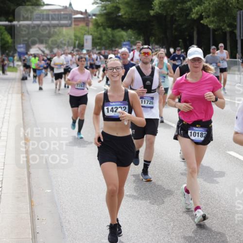 29.06.2025 - hella hamburg halbmarathon Jannik Wohlers http://msf.ph/oto/8143188 29.06.2025 10:45:05 Lombardsbrücke 1060, 1085, 1713, 2008, 2216, 2217, 2657, 2664, 2973, 3357, 3377, 3879, 4099, 4102, 4224, 4306, 4504, 4820, 5099, 5108, 5339, 5636, 5949, 6150, 6763, 6788, 6911, 6922, 7283, 7530, 7541, 7859, 8605, 8745, 9620, 10030, 10182, 10225, 10812, 11119, 11473, 11474, 11640, 11660, 11725, 11726, 12415, 12575, 12856, 12878, 13791, 13862, 14185, 14232, 14379, 14410, 14742, 15011, 15450, 15517, 15557, 15692, 16415, 18264, 19039 meine-sportfotos.de