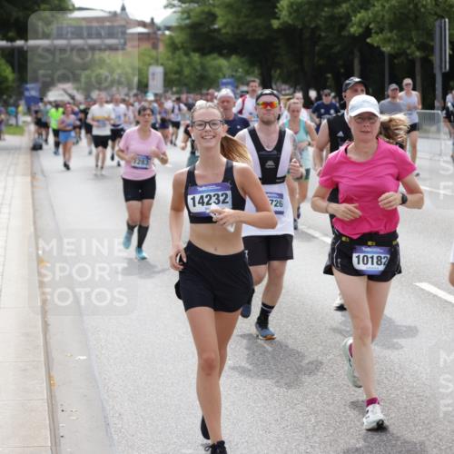 29.06.2025 - hella hamburg halbmarathon Jannik Wohlers http://msf.ph/oto/8143193 29.06.2025 10:45:05 Lombardsbrücke 1060, 1085, 1713, 2008, 2216, 2217, 2657, 2664, 2973, 3357, 3377, 3879, 4099, 4102, 4224, 4306, 4504, 4820, 5099, 5108, 5339, 5636, 5949, 6150, 6763, 6788, 6911, 6922, 7283, 7530, 7541, 7859, 8605, 8745, 9620, 10030, 10182, 10225, 10812, 11119, 11473, 11474, 11640, 11660, 11725, 11726, 12415, 12575, 12856, 12878, 13791, 13862, 14185, 14232, 14379, 14410, 14742, 15011, 15450, 15517, 15557, 15692, 16415, 18264, 19039 meine-sportfotos.de