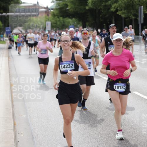 29.06.2025 - hella hamburg halbmarathon Jannik Wohlers http://msf.ph/oto/8143196 29.06.2025 10:45:05 Lombardsbrücke 1060, 1085, 1713, 2008, 2216, 2217, 2657, 2664, 2973, 3357, 3377, 3879, 4099, 4102, 4224, 4306, 4504, 4820, 5099, 5108, 5339, 5636, 5949, 6150, 6763, 6788, 6911, 6922, 7283, 7530, 7541, 7859, 8605, 8745, 9620, 10030, 10182, 10225, 10812, 11119, 11473, 11474, 11640, 11660, 11725, 11726, 12415, 12575, 12856, 12878, 13791, 13862, 14185, 14232, 14379, 14410, 14742, 15011, 15450, 15517, 15557, 15692, 16415, 18264, 19039 meine-sportfotos.de
