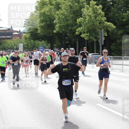 29.06.2025 - hella hamburg halbmarathon Jannik Wohlers http://msf.ph/oto/8143352 29.06.2025 10:45:18 Lombardsbrücke 1033, 1060, 1085, 1104, 1421, 1426, 1854, 1983, 2008, 2522, 2550, 2657, 2664, 2917, 2965, 2973, 4224, 4317, 4388, 5044, 5635, 6133, 6623, 7268, 7356, 8745, 10030, 10327, 10329, 10367, 10875, 11160, 11253, 11640, 11660, 12009, 13302, 13791, 14445, 16415, 17054, 17334, 17373, 17597, 17928, 18003, 18250, 18264, 19039 meine-sportfotos.de