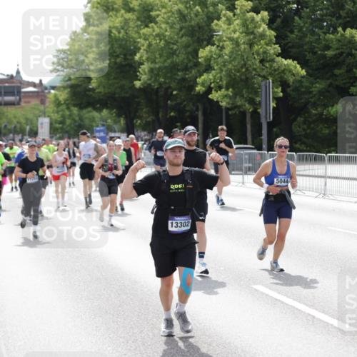 29.06.2025 - hella hamburg halbmarathon Jannik Wohlers http://msf.ph/oto/8143361 29.06.2025 10:45:18 Lombardsbrücke 1033, 1060, 1085, 1104, 1421, 1426, 1854, 1983, 2008, 2522, 2550, 2657, 2664, 2917, 2965, 2973, 4224, 4317, 4388, 5044, 5635, 6133, 6623, 7268, 7356, 8745, 10030, 10327, 10329, 10367, 10875, 11160, 11253, 11640, 11660, 12009, 13302, 13791, 14445, 16415, 17054, 17334, 17373, 17597, 17928, 18003, 18250, 18264, 19039 meine-sportfotos.de