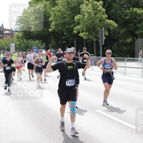 29.06.2025 - hella hamburg halbmarathon Jannik Wohlers http://msf.ph/oto/8143370 29.06.2025 10:45:18 Lombardsbrücke 1033, 1060, 1085, 1104, 1421, 1426, 1854, 1983, 2008, 2522, 2550, 2657, 2664, 2917, 2965, 2973, 4224, 4317, 4388, 5044, 5635, 6133, 6623, 7268, 7356, 8745, 10030, 10327, 10329, 10367, 10875, 11160, 11253, 11640, 11660, 12009, 13302, 13791, 14445, 16415, 17054, 17334, 17373, 17597, 17928, 18003, 18250, 18264, 19039 meine-sportfotos.de