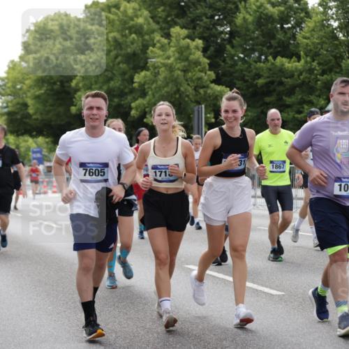 29.06.2025 - hella hamburg halbmarathon Jannik Wohlers http://msf.ph/oto/8143491 29.06.2025 10:45:38 Lombardsbrücke 1004, 1100, 1421, 1426, 1555, 1867, 1868, 2398, 2423, 2773, 2813, 2951, 2954, 3410, 4104, 4223, 4572, 5703, 5769, 5770, 5892, 6333, 6392, 7356, 7605, 7894, 9120, 9121, 9426, 9445, 10367, 10511, 10727, 10875, 11332, 11358, 11876, 14230, 14319, 14322, 14403, 14445, 14582, 15107, 16005, 16059, 16321, 16745, 16793, 17031, 17184, 17597, 17901, 18214, 18280, 18334 meine-sportfotos.de