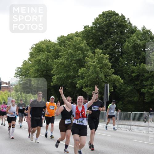 29.06.2025 - hella hamburg halbmarathon Jannik Wohlers http://msf.ph/oto/8143587 29.06.2025 10:45:44 Lombardsbrücke 1004, 1532, 1867, 1868, 2398, 2423, 2773, 2813, 2951, 3410, 4119, 4223, 5697, 5703, 5769, 5770, 5854, 5892, 6333, 6392, 7605, 7894, 7960, 7983, 8047, 9129, 9337, 9426, 9445, 11358, 11361, 11876, 11910, 12298, 12507, 13499, 14230, 14319, 14322, 14403, 14582, 15107, 16005, 16059, 16745, 16793, 17031, 17170, 17184, 18018, 18214, 18280, 18334 meine-sportfotos.de
