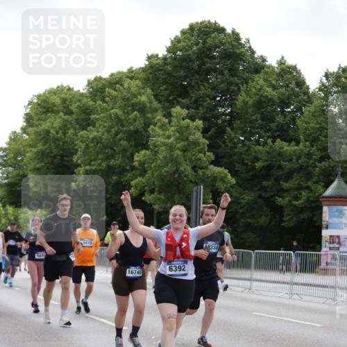 29.06.2025 - hella hamburg halbmarathon Jannik Wohlers http://msf.ph/oto/8143638 29.06.2025 10:45:44 Lombardsbrücke 1004, 1532, 1867, 1868, 2398, 2423, 2773, 2813, 2951, 3410, 4119, 4223, 5697, 5703, 5769, 5770, 5854, 5892, 6333, 6392, 7605, 7894, 7960, 7983, 8047, 9129, 9337, 9426, 9445, 11358, 11361, 11876, 11910, 12298, 12507, 13499, 14230, 14319, 14322, 14403, 14582, 15107, 16005, 16059, 16745, 16793, 17031, 17170, 17184, 18018, 18214, 18280, 18334 meine-sportfotos.de