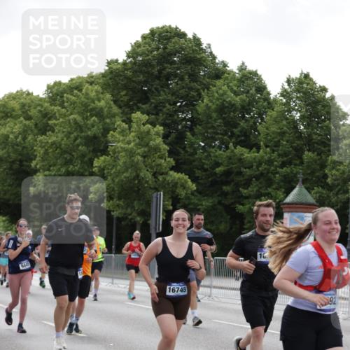 29.06.2025 - hella hamburg halbmarathon Jannik Wohlers http://msf.ph/oto/8143684 29.06.2025 10:45:46 Lombardsbrücke 1429, 1465, 1532, 1867, 1868, 2398, 2423, 2773, 2813, 2951, 3410, 4119, 4223, 5697, 5703, 5769, 5770, 5854, 5892, 6068, 6392, 7368, 7374, 7894, 7960, 7983, 8047, 9129, 9337, 9426, 9445, 11358, 11361, 11876, 11910, 12298, 12333, 12507, 12522, 13499, 14230, 14319, 14322, 14403, 14582, 15107, 16005, 16059, 16745, 16793, 17031, 17170, 17184, 18018, 18214, 18280, 18334 meine-sportfotos.de