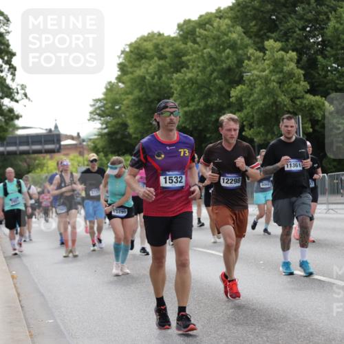 29.06.2025 - hella hamburg halbmarathon Jannik Wohlers http://msf.ph/oto/8143770 29.06.2025 10:45:51 Lombardsbrücke 1429, 1465, 1532, 2423, 2500, 2773, 2813, 2951, 3410, 4119, 5697, 5703, 5854, 6068, 6392, 7364, 7368, 7374, 7894, 7960, 7983, 8047, 8700, 9129, 9337, 9445, 10153, 11358, 11361, 11876, 11910, 12298, 12333, 12507, 12522, 13122, 13213, 13499, 15107, 16717, 16745, 16793, 16912, 17170, 17704, 17936, 18018, 18214, 18334 meine-sportfotos.de