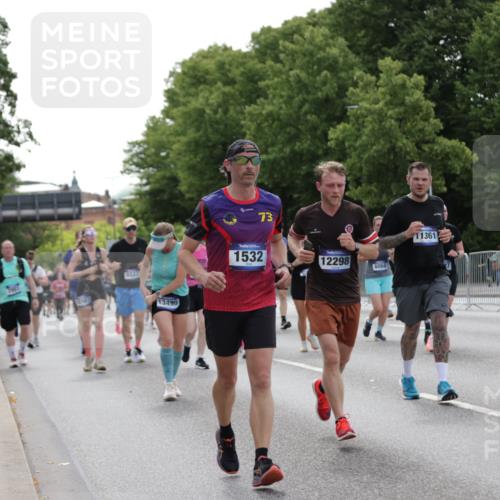 29.06.2025 - hella hamburg halbmarathon Jannik Wohlers http://msf.ph/oto/8143776 29.06.2025 10:45:51 Lombardsbrücke 1429, 1465, 1532, 2423, 2500, 2773, 2813, 2951, 3410, 4119, 5697, 5703, 5854, 6068, 6392, 7364, 7368, 7374, 7894, 7960, 7983, 8047, 8700, 9129, 9337, 9445, 10153, 11358, 11361, 11876, 11910, 12298, 12333, 12507, 12522, 13122, 13213, 13499, 15107, 16717, 16745, 16793, 16912, 17170, 17704, 17936, 18018, 18214, 18334 meine-sportfotos.de