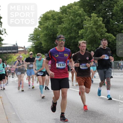 29.06.2025 - hella hamburg halbmarathon Jannik Wohlers http://msf.ph/oto/8143790 29.06.2025 10:45:51 Lombardsbrücke 1429, 1465, 1532, 2423, 2500, 2773, 2813, 2951, 3410, 4119, 5697, 5703, 5854, 6068, 6392, 7364, 7368, 7374, 7894, 7960, 7983, 8047, 8700, 9129, 9337, 9445, 10153, 11358, 11361, 11876, 11910, 12298, 12333, 12507, 12522, 13122, 13213, 13499, 15107, 16717, 16745, 16793, 16912, 17170, 17704, 17936, 18018, 18214, 18334 meine-sportfotos.de