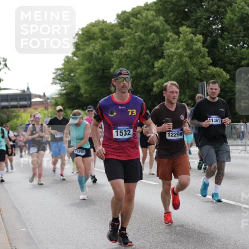 29.06.2025 - hella hamburg halbmarathon Jannik Wohlers http://msf.ph/oto/8143807 29.06.2025 10:45:51 Lombardsbrücke 1429, 1465, 1532, 2423, 2500, 2773, 2813, 2951, 3410, 4119, 5697, 5703, 5854, 6068, 6392, 7364, 7368, 7374, 7894, 7960, 7983, 8047, 8700, 9129, 9337, 9445, 10153, 11358, 11361, 11876, 11910, 12298, 12333, 12507, 12522, 13122, 13213, 13499, 15107, 16717, 16745, 16793, 16912, 17170, 17704, 17936, 18018, 18214, 18334 meine-sportfotos.de