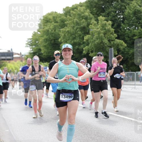 29.06.2025 - hella hamburg halbmarathon Jannik Wohlers http://msf.ph/oto/8143818 29.06.2025 10:45:53 Lombardsbrücke 1429, 1465, 1532, 2423, 2500, 2773, 2813, 2951, 3410, 4119, 4448, 5697, 5854, 6068, 6392, 7364, 7368, 7374, 7960, 7983, 8047, 8700, 9129, 9337, 9445, 10153, 11361, 11876, 11910, 12298, 12333, 12507, 12522, 13122, 13213, 13499, 14250, 15683, 16717, 16745, 16912, 17006, 17170, 17704, 17936, 18018, 18214, 18334 meine-sportfotos.de