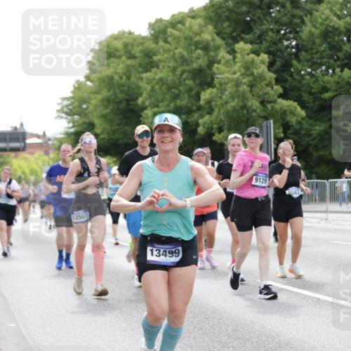 29.06.2025 - hella hamburg halbmarathon Jannik Wohlers http://msf.ph/oto/8143835 29.06.2025 10:45:54 Lombardsbrücke 1429, 1465, 1532, 1608, 2423, 2500, 2773, 2813, 2951, 3410, 4119, 4448, 5697, 5854, 6068, 6392, 7364, 7368, 7374, 7960, 7983, 8047, 8700, 9129, 9337, 9445, 10153, 11361, 11876, 11910, 12298, 12333, 12507, 12522, 13076, 13122, 13213, 13499, 14250, 15683, 16717, 16745, 16912, 17006, 17170, 17704, 17936, 18018, 18214, 18334 meine-sportfotos.de