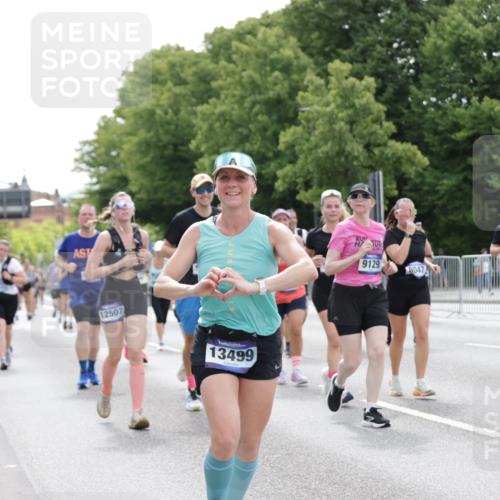 29.06.2025 - hella hamburg halbmarathon Jannik Wohlers http://msf.ph/oto/8143841 29.06.2025 10:45:54 Lombardsbrücke 1429, 1465, 1532, 1608, 2423, 2500, 2773, 2813, 2951, 3410, 4119, 4448, 5697, 5854, 6068, 6392, 7364, 7368, 7374, 7960, 7983, 8047, 8700, 9129, 9337, 9445, 10153, 11361, 11876, 11910, 12298, 12333, 12507, 12522, 13076, 13122, 13213, 13499, 14250, 15683, 16717, 16745, 16912, 17006, 17170, 17704, 17936, 18018, 18214, 18334 meine-sportfotos.de