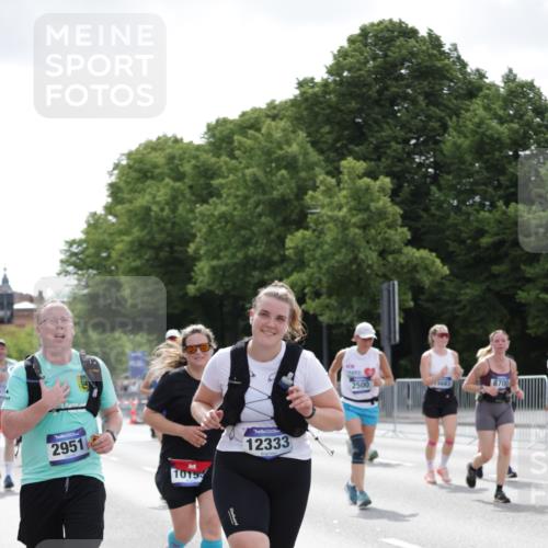 29.06.2025 - hella hamburg halbmarathon Jannik Wohlers http://msf.ph/oto/8143984 29.06.2025 10:45:59 Lombardsbrücke 1429, 1465, 1532, 1608, 1837, 2500, 2697, 4119, 4448, 5697, 5854, 6068, 6124, 6161, 7303, 7364, 7368, 7374, 7960, 7983, 8047, 8551, 8700, 9129, 9337, 9445, 10153, 11361, 11910, 12298, 12333, 12507, 12522, 13076, 13122, 13213, 13449, 13499, 14250, 14473, 15305, 15683, 16218, 16717, 16912, 17006, 17170, 17633, 17704, 17936, 18018, 18458 meine-sportfotos.de