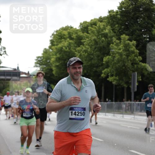 29.06.2025 - hella hamburg halbmarathon Jannik Wohlers http://msf.ph/oto/8144017 29.06.2025 10:46:06 Lombardsbrücke 1429, 1465, 1608, 1837, 2500, 2697, 3469, 4355, 4448, 4604, 6068, 6124, 6161, 7303, 7364, 7368, 7374, 7767, 8477, 8551, 8700, 9691, 10153, 10230, 12333, 12522, 13076, 13122, 13213, 13449, 13969, 14250, 14261, 14473, 15305, 15683, 15852, 16218, 16717, 16882, 16912, 17006, 17419, 17633, 17704, 17936, 18458 meine-sportfotos.de