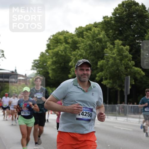 29.06.2025 - hella hamburg halbmarathon Jannik Wohlers http://msf.ph/oto/8144032 29.06.2025 10:46:06 Lombardsbrücke 1429, 1465, 1608, 1837, 2500, 2697, 3469, 4355, 4448, 4604, 6068, 6124, 6161, 7303, 7364, 7368, 7374, 7767, 8477, 8551, 8700, 9691, 10153, 10230, 12333, 12522, 13076, 13122, 13213, 13449, 13969, 14250, 14261, 14473, 15305, 15683, 15852, 16218, 16717, 16882, 16912, 17006, 17419, 17633, 17704, 17936, 18458 meine-sportfotos.de