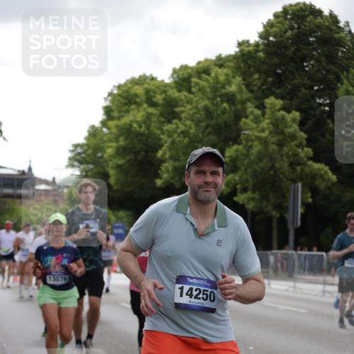 29.06.2025 - hella hamburg halbmarathon Jannik Wohlers http://msf.ph/oto/8144040 29.06.2025 10:46:06 Lombardsbrücke 1429, 1465, 1608, 1837, 2500, 2697, 3469, 4355, 4448, 4604, 6068, 6124, 6161, 7303, 7364, 7368, 7374, 7767, 8477, 8551, 8700, 9691, 10153, 10230, 12333, 12522, 13076, 13122, 13213, 13449, 13969, 14250, 14261, 14473, 15305, 15683, 15852, 16218, 16717, 16882, 16912, 17006, 17419, 17633, 17704, 17936, 18458 meine-sportfotos.de