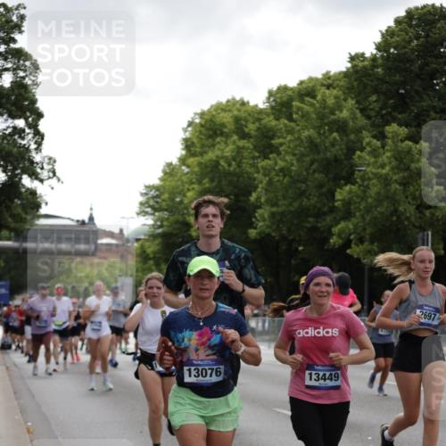 29.06.2025 - hella hamburg halbmarathon Jannik Wohlers http://msf.ph/oto/8144065 29.06.2025 10:46:07 Lombardsbrücke 1371, 1375, 1608, 1837, 2500, 2697, 3469, 3734, 4355, 4448, 4604, 6124, 6161, 7303, 7364, 7368, 7374, 7767, 8477, 8551, 8700, 9691, 10153, 10230, 12333, 12522, 13076, 13122, 13213, 13449, 13969, 14250, 14261, 14473, 15305, 15683, 15852, 16218, 16717, 16882, 16912, 16987, 17006, 17419, 17459, 17633, 17704, 17936, 18458 meine-sportfotos.de